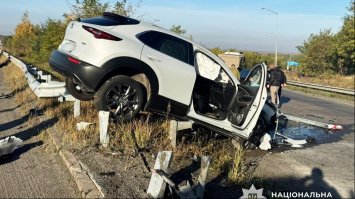 Поспішали: Mazda врізалась у відбійник