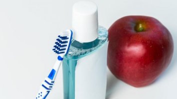 Проковтнули ополіскувач для рота? 