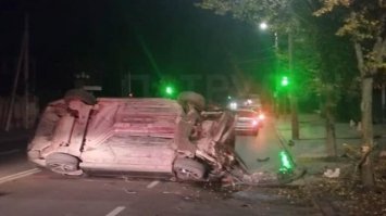 П`яний водій у Рівному зніс дерево і перекинувся (ВІДЕО)
