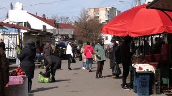 Рівняни хочуть купувати продукти з тротуарів?