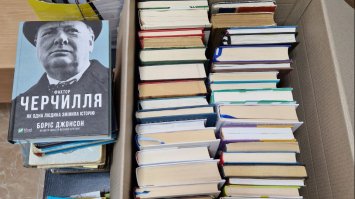 Рівняни книжки передали бійцям ОК 