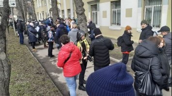 Рівняни стоять у довжелезних чергах, щоб здати кров