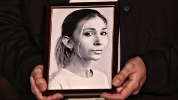 Родині загиблої у полоні журналістки Вікторії Рощиної виплатили допомогу