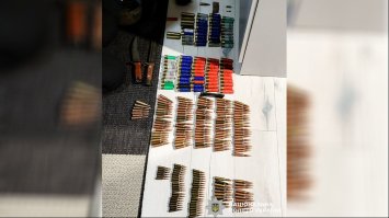 Роззброїли: гранати, автомат, штик-ножі, патрони вилучили у мешканця Рівненщини