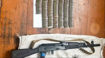 Роззброїли: у чоловіка вилучили автомат та майже 200 патронів 