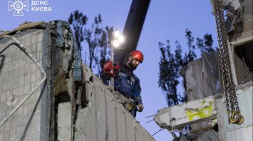 Рятувальники розбирають завали у Києві: загиблих вже 28, наймолодшій жертві – 2 роки