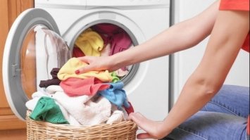 Шість перевірених способів зберегти колір та яскравість речей після прання