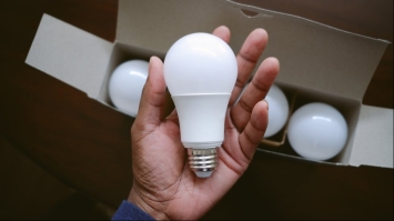 Школи та лікарні Рівненщини вже обміняли 15 тисяч ламп на енергоефективні