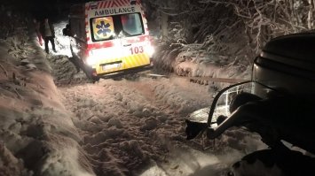 Швидка, шкільний автобус та вантажівки: на Рівненщині із снігового полону визволяли транспорт