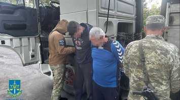 Сховав ухилянта під кріслом у вантажівці