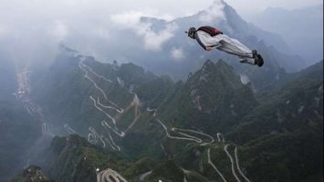 Спортсмен зістрибнув з гелікоптеру у жерло вулкана: вражаюче відео