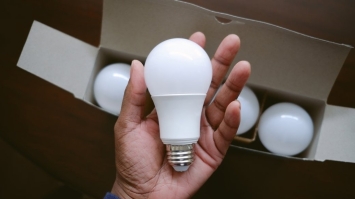 Стартувала нова хвиля обміну ламп: пенсіонери у містах Рівненщини можуть отримати ще по 5 LED-ламп