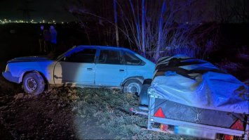 Стояв на узбіччі дороги: легковик збив чоловіка