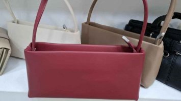 Сумка цього кольору на піку моди: можливо, така є й у вашій шафі