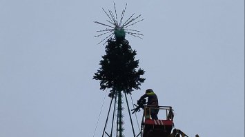 Свято наближається: у Рівному вже монтують ілюмінаційні установки