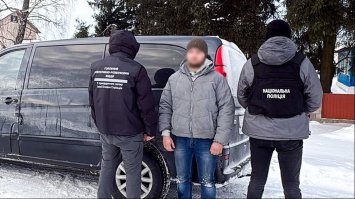 Таксист допомагав чоловікам виїжджати за кордон