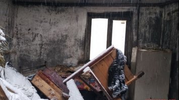 Тіло 7-річного Андрійка знайшли під ліжком: подробиці пожежі будинку багатодітної родини з Вінниччини. Фото