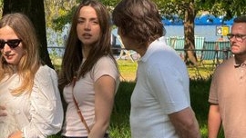 Тома Круза знову підловили на прогулянці з колишньою Аффлека у день її 37-річчя
