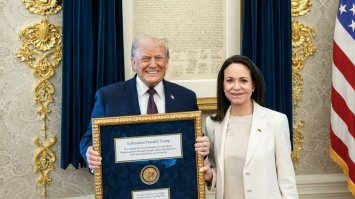 Трамп дочекався «премії»: лідерка опозиції Венесуели Мачадо передала Нобелівську медаль