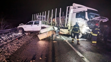 Три вантажівки та кросовер зіткнулися неподалік Рівного: подробиці нічної ДТП