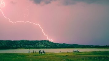 <i>У Бангладеші ві<i>д </i>удару блискавки на весіллі загинули 17 людей</i>