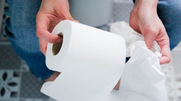 У громадських вбиральнях в Китаї туалетний папір видають ... за перегляд реклами 