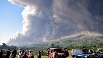 У Індонезії почалося виверження вулкана (Відео)