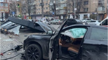 У Хмельницькому автомобіль влетів у зупинку, загинули люди