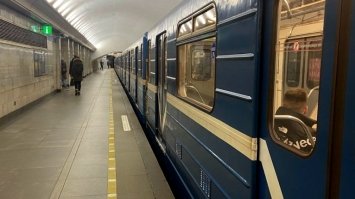 У київському метро пасажир у вагоні смажив сосиску (відео)