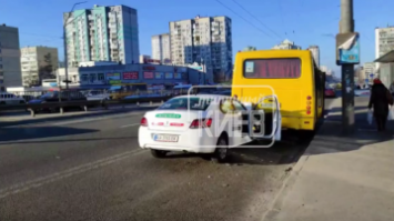 У Києві п`яний таксист врізався у маршрутку, з якої виходили пасажири