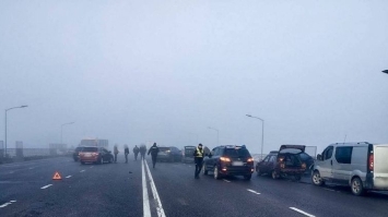  У Львові через туман на мості зіштовхнулося 27 автомобілів