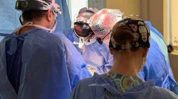 У Львові довелося оперувати школярку, яка випадково проковтнула ковпачок від ручки