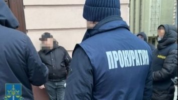 У Львові посадовець міграційної служби видавав українські паспорти іноземцям за 12 тис. доларів