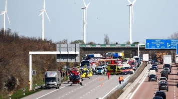 У Німеччині перекинувся автобус з пасажирами: серед постраждалих є українки