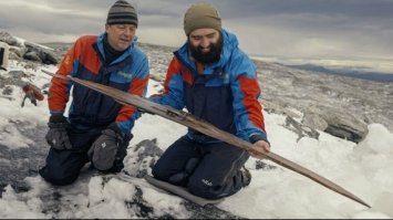 У Норвегії під льодом знайшли лижу, якій 1300 років - фото