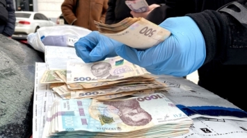 У пенсіонерки з Рівного видурили 96 тисяч гривень, але більшу частину грошей їй повернули