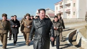У Північній Кореї заборонили носити шкіряні плащі
