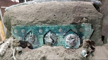 У Помпеях знайшли диво-колісницю