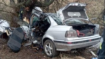 У Рівненському районі в ДТП загинув водій легковика, двоє пасажирів травмувалися