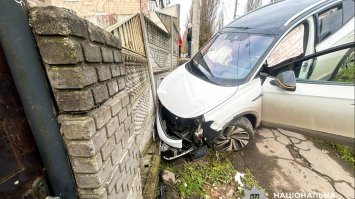 У Рівному автомобіль в’їхав у паркан