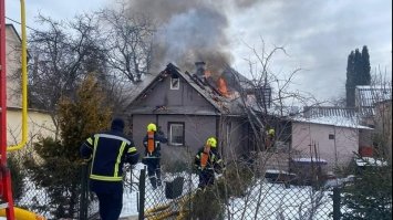 У Рівному горить житловий будинок