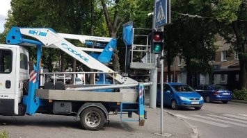 У Рівному мили та фарбували світлофори
