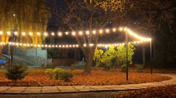 У Рівному освітили сквер біля облдержадміністрації 