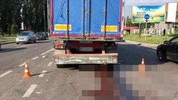 У Рівному під колесами вантажівки загинула жінка