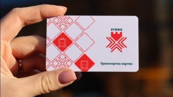 У Рівному почали видавати пільгові картки для безоплатного проїзду в автобусах і тролейбусах.