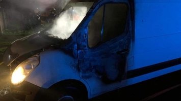 У Рівному рятувальники вночі загорівся мікроавтобус