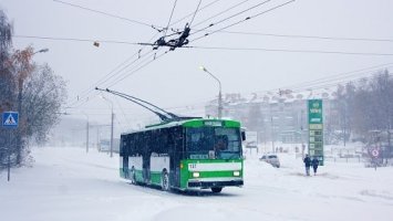 Тролейбус в Рівному рятував уже БТР (ВІДЕО)