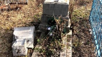 У Рівному зловмисники зруйнували майже 60 могил на місцевому кладовищі
