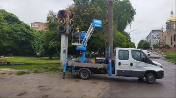 У Рівному змонтували світлофори біля Театральної площі та у парку «Хімік»