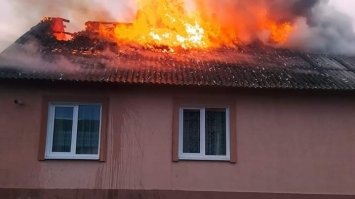 У Сарнах вогонь знищив дах житлового будинку